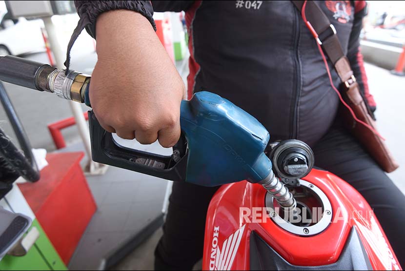 Consumer fills his tank with Pertamax at one of gas station in Jakarta. 