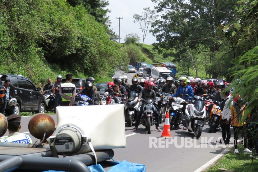 Pengendara menunggu olah TKP selesai di lokasi kecelakaan bus di Tanjakan Emen, Kecamatan Ciater, Kabupaten Subang, Ahad (11/2).