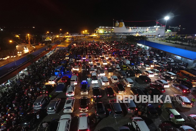 Arus Kendaraan Melintas di Lampung Meningkat. Foto: Pengendara mobil antre saat akan memasuki Kapal Roro di Dermaga 3 Pelabuhan Bakauheni Lampung Selatan, Lampung..