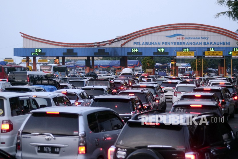 Pengendara mobil antre saat akan memasuki Tol Gate Pelabuhan Bakauheni Lampung Selatan, Lampung, Jumat (7/6/2019). 