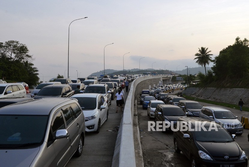 Pengendara mobil antre saat akan memasuki Tol Gate Pelabuhan Bakauheni Lampung Selatan, Lampung, Jumat (7/6/2019).