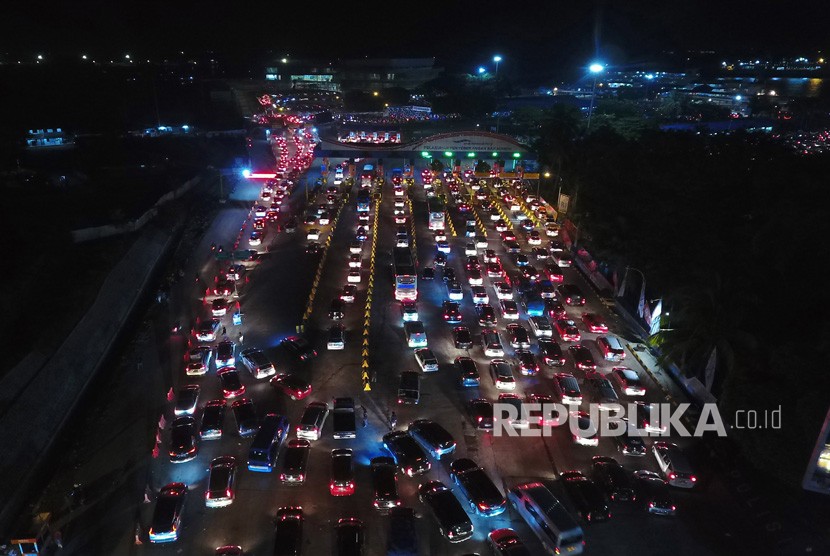 Pengendara mobil antre saat akan memasuki Tol Gate Pelabuhan Bakauheni Lampung Selatan, Lampung, Ahad (9/6/2019).