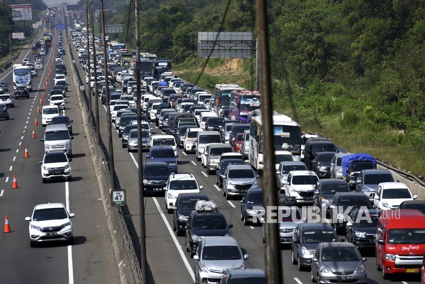 Pengendara mobil melewati jalur contraflow menuju Jakarta di Jalan Tol Jakarta-Cikampek KM 47, Karawang.