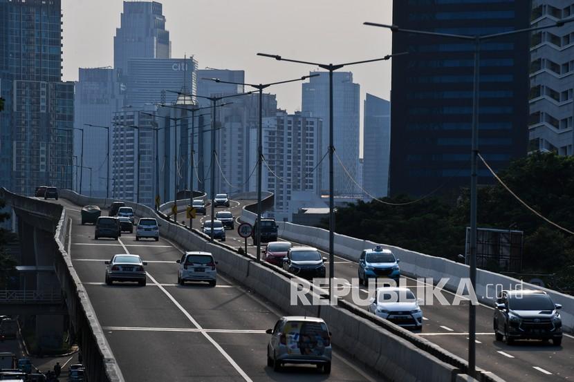 Pengendara mobil melintas di Jalan Layang Non Tol Kampung Melayu-Tanah Abang di Jakarta, Rabu (17/3/2021). Dinas Perhubungan (Dishub) DKI Jakarta akan melakukan rekayasa lalu lintas (lalin) antara Kampung Melayu dan Tanah Abang pada Ahad, 23 Mei 2021, mulai pukul 05.00 WIB sampai 08.00 WIB.