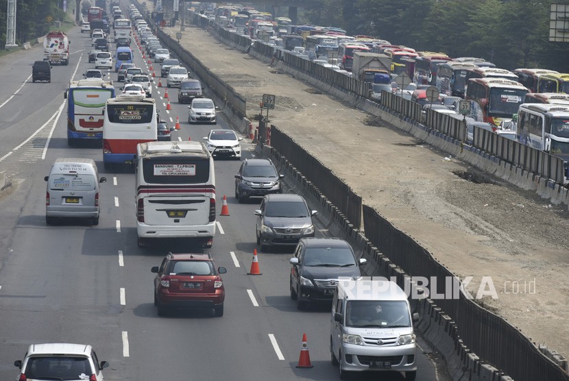 Pengendara mobil melintas di jalur contraflow ke arah Cikampek di ruas Tol Jakarta-Cikampek KM 37, Cikarang, Bekasi, Jawa Barat.