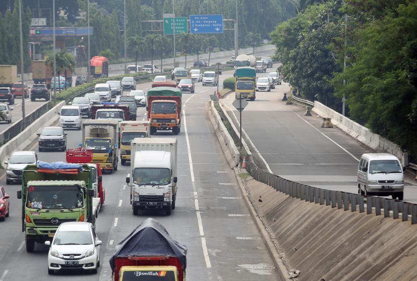 Pengendara mobil melintas di ruas tol Jakarta Outer Ring Road (JORR) Pondok Pinang, Jakarta Selatan, Kamis (15/9/2022). 