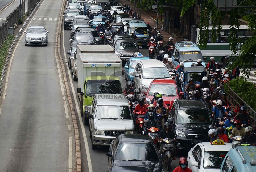 Pengendara mobil mewah menerobos jalur TransJakarta di Jalan Gunung Sahari Raya, Jakarta Pusat, Selasa (9/12).