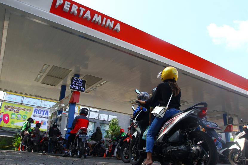 Pengendara motor antre untuk mengisi bahan bakar di sebuah Stasiun Pengisian Bahan Bakar Umum (SPBU) di Malang, Jawa Timur. 