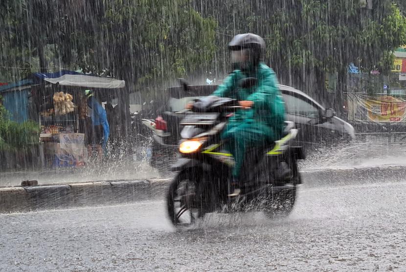 Pengendara motor berkendara di tengah hujan deras (ilustrasi). BPBD Kabupaten Mamuju, Provinsi Sulawesi Barat (Sulbar), mengimbau warga mewaspadai fenomena alam La Nina.