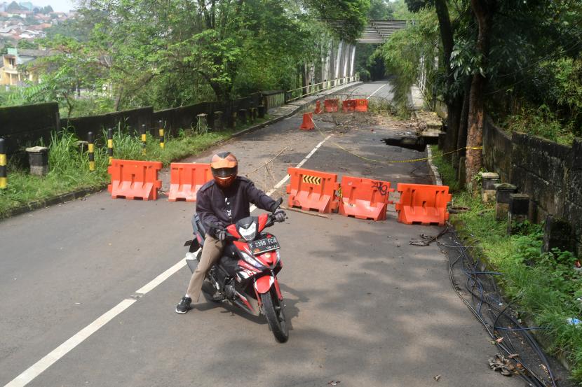 Pengendara motor berputar arah saat penutupan jalan akibat Jembatan Cikereteg di Jalan Raya Bogor-Sukabumi, Kecamatan Caringin, Kabupaten Bogor, kembali longsor. (Ilustrasi)