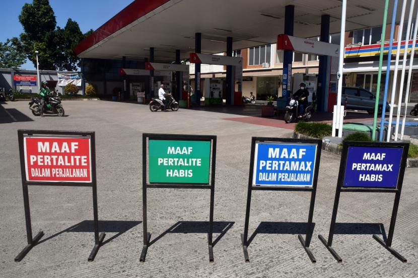 Pengendara motor berputar arah setelah mengetahui BBM jenis Pertalite dan Pertamax kosong di SPBU 34-16117, Kelurahan Pasir Mulya, Kota Bogor, Jawa Barat, Senin (8/8/2022). 