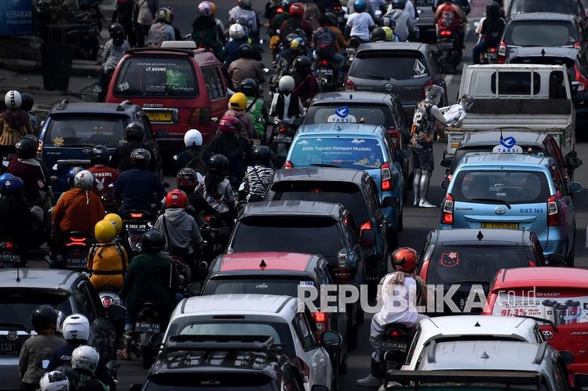 Pengendara motor dan mobil melintasi Jalan Margonda Raya arah Jakarta di Depok, Jawa Barat (foto: ilustrasi)
