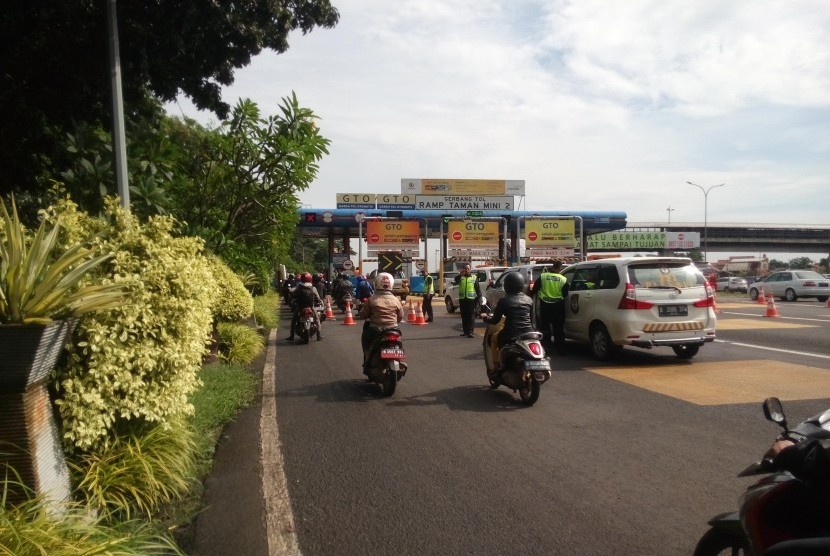 Pengendara motor dialihkan masuk tol Taman Mini 2, Makasar, Jakarta Timur, Kamis (21/4).