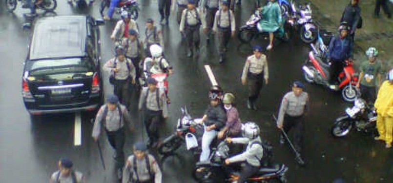 Pengendara motor harus berbalik arah karena terjebak aksi demonstrasi menolak kenaikan harga Bahan Bakar Minyak (BBM) di dekat Stasiun Gambir, Jakarta, Selasa (27/3). 