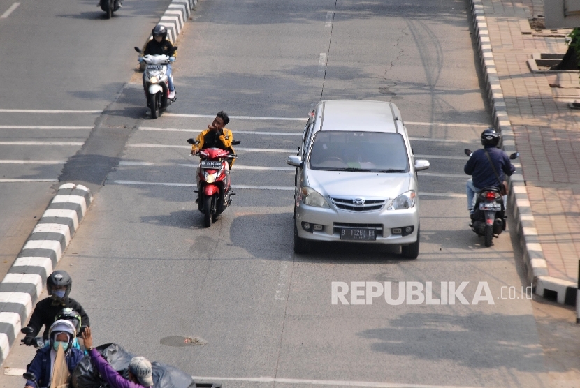 Pengendara Motor Lawan Arus : Pengendara motor melawan arus di kawasan Tanjung Barat, Jakarta, Selasa (19/9). Tindakan yang melanggar lalu lintas tersebut menimbulkan potensi terjadinya kecelakaan serta dapat membahayakan keselamatan diri dan orang lain.