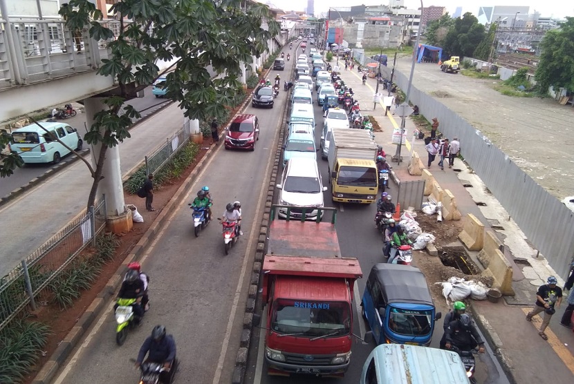 Pengendara motor maupun mobil menyerobot jalur Transjakarta di sekitar Stasiun Jatinegara