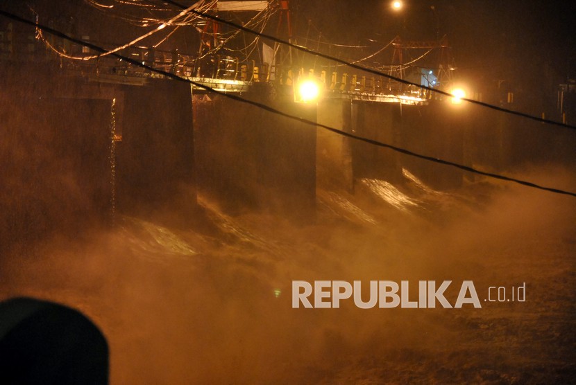 Bendung Katulampa di Kota Bogor, Jawa Barat, Senin (21/9) malam, berstatus siaga 1 yang menandakan Sungai Ciliwung di Jakarta meluap.