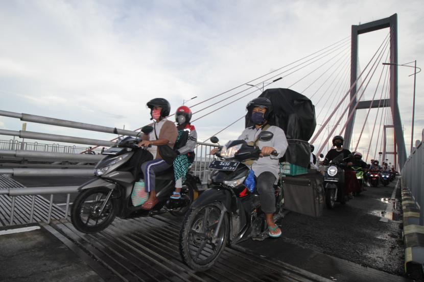 Pengendara motor melintas di Jembatan Suramadu, Surabaya, Jawa Timur, Sabtu (30/4/2022).
