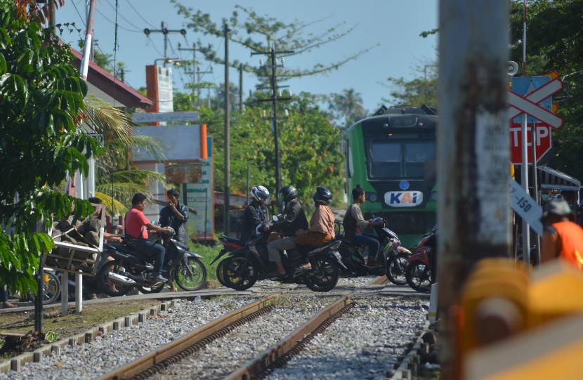 PT Kereta Api Indonesia (KAI) Daop 3 Cirebon, Jawa Barat, menutup sebanyak 18 perlintasan sebidang pada awal tahun hingga bulan September 2022.