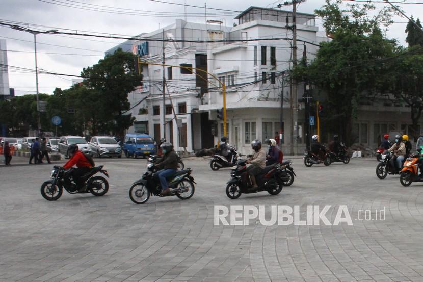 Pengendara motor melintas di Tugu Simpang Tiga yang merupakan salah satu titik lokasi kawasan wisata cagar budaya (heritage) Kayutangan di Malang, Jawa Timur. 
