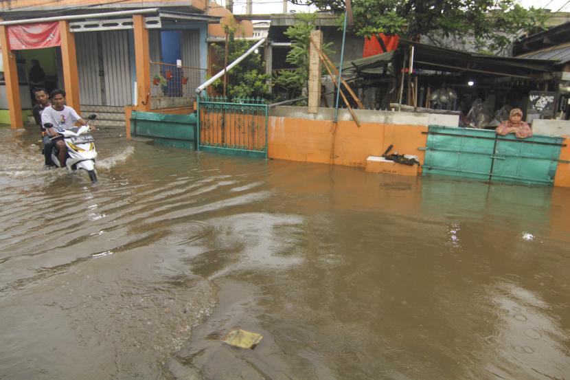 Pengendara motor melintasi banjir ilustrasi. Banjir merendam empat desa di Paser yang tinggi muka air 150 centimeter