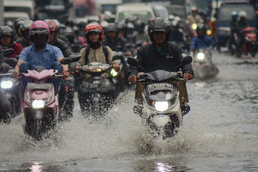 Banjir Gedebage Bandung: Pengendara motor melintasi banjir yang menggenangi Jalan Soekarno-Hatta, Gedebage, Bandung, Jawa Barat, Senin (4/3/2019).