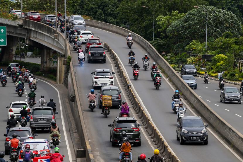 Pengendara motor melintasi flyover Pesing, Jakarta. Politikus PSI minta Bina Marga DKI evaluasi kontraktor perbaikan Flyover Pesing.