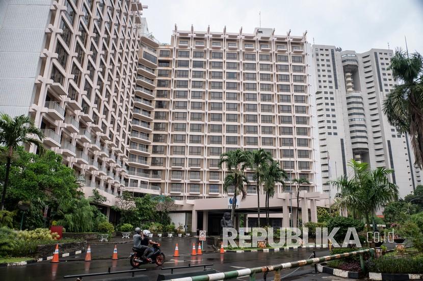 Pengendara motor melintasi Hotel The Sultan yang tutup sementara di kawasan Senayan, Jakarta, Kamis (9/4/2020).