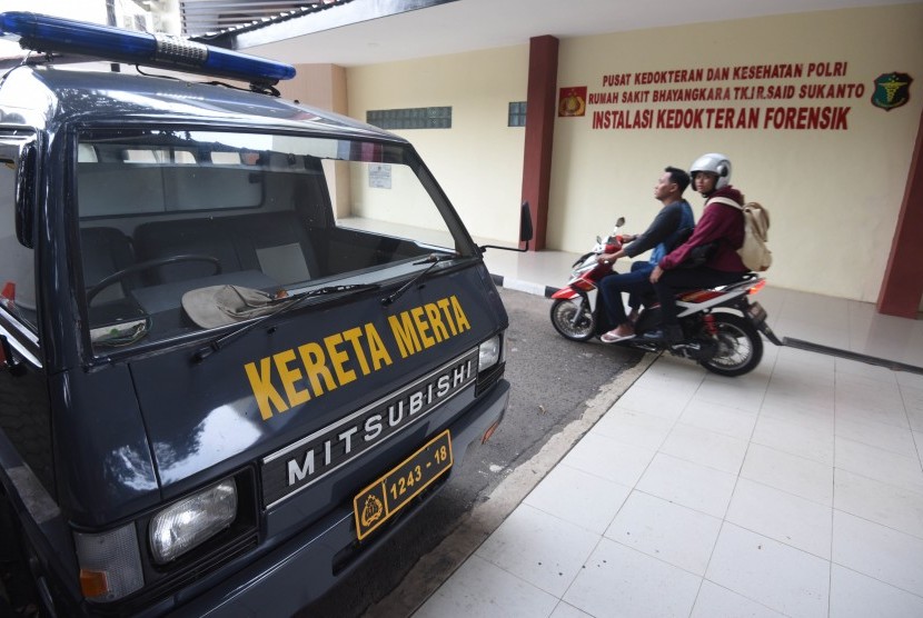 Pengendara motor melintasi instalasi kedokteran forensik RS Polri di Kramat Jati, Jakarta, Kamis (20/10).