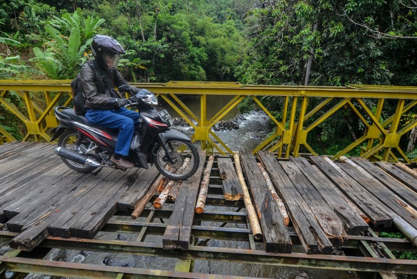 Pengendara roda dua memaksa melintas di Jembatan Gobang yang menghubungkan Kecamatan Purbaratu Kota Tasikmalaya dengan Kecamatan Manonjaya Kabupaten Tasikmalaya, Juma (14/6). 