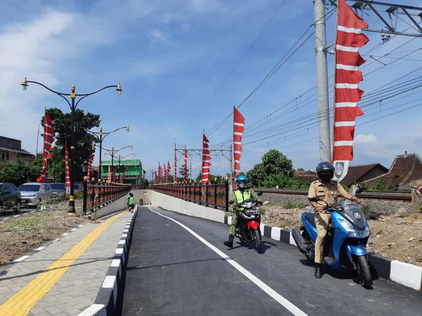 Pengendara motor melintasi underpass Sura Nata Sari di Solo, Senin (21/12). Underpass tersebut khusus bagi roda dua dan diklaim satu-satunya di Indonesia.