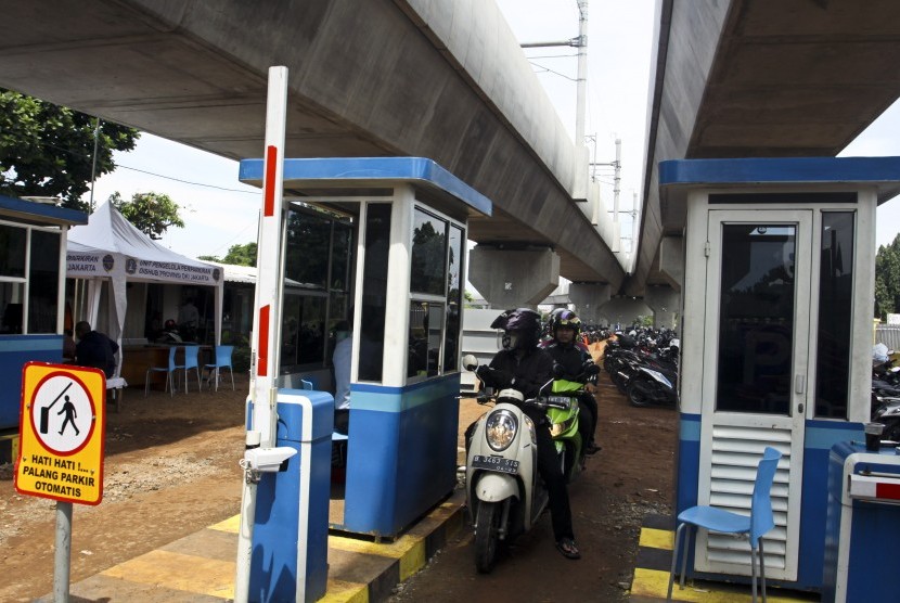 Pengendara motor membayar parkir di Park and ride Stasiun MRT Lebak Bulus, Jakarta, Kamis (28/3/2019).
