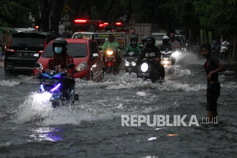 Hujan deras yang mengguyur kota medan beberapa waktu lalu mengakibatkan banjir di beberapa lokasi