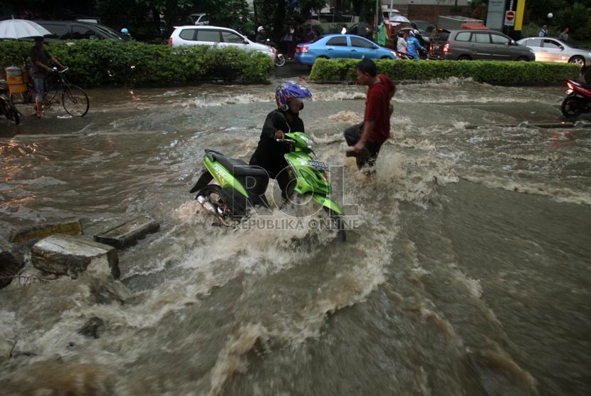   Pengendara motor menerobos banjir yang menggenangi jalan Rasuna Said, Jakarta Selatan, Rabu (6/2).  (Republika/Yasin Habibi)