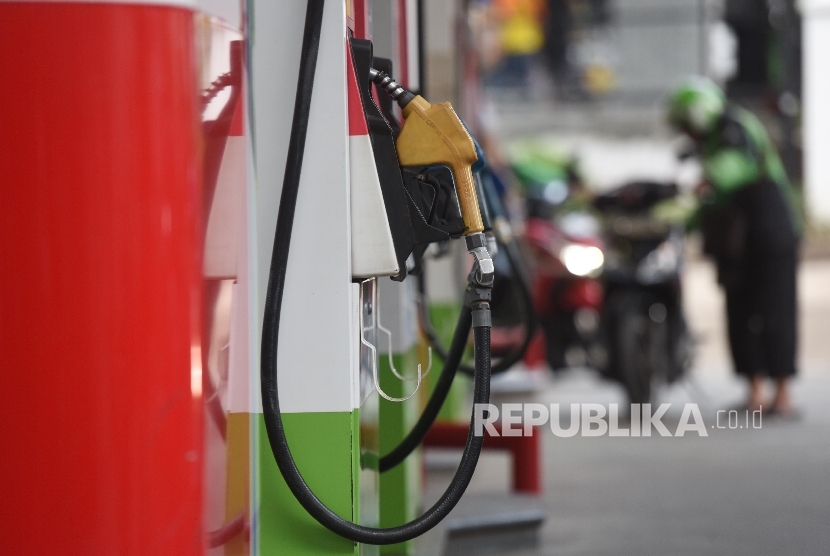Pengendara motor mengisi bahan bakar di SPBU, Jakarta (ilustrasi).