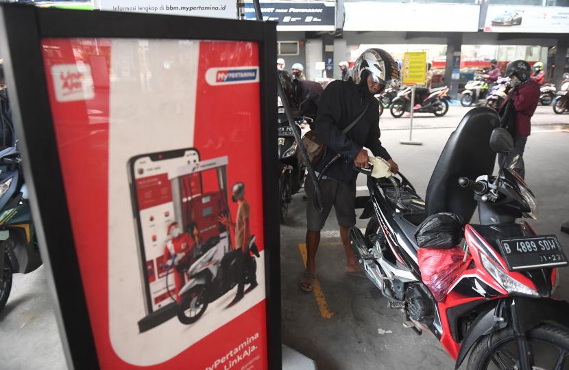 Pengendara motor mengisi BBM jenis Pertalite di sebuah SPBU Pertamina di Jakarta (ilustrasi). 