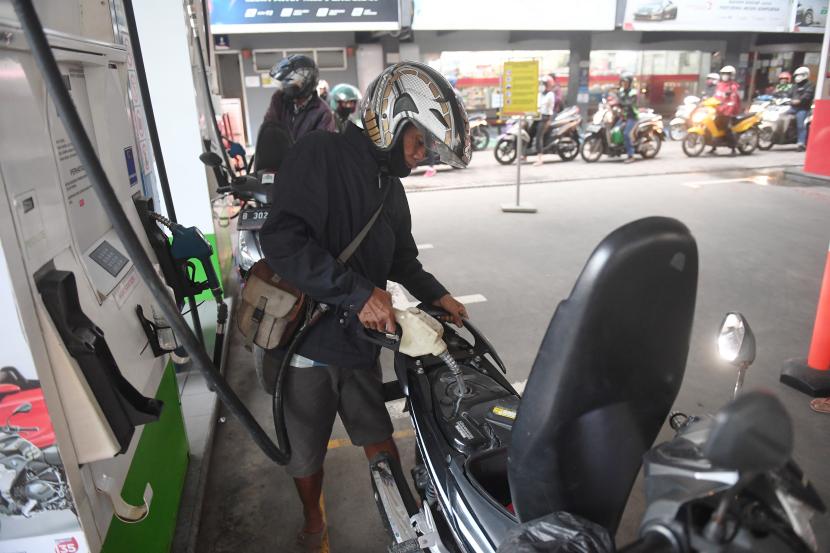 Pengendara motor mengisi BBM jenis Pertalite di sebuah SPBU Pertamina di Jakarta. Reforminer Institute menyebut Pertamina berpotensi merugi Rp 97 triliun di 2021 akibat subsidi