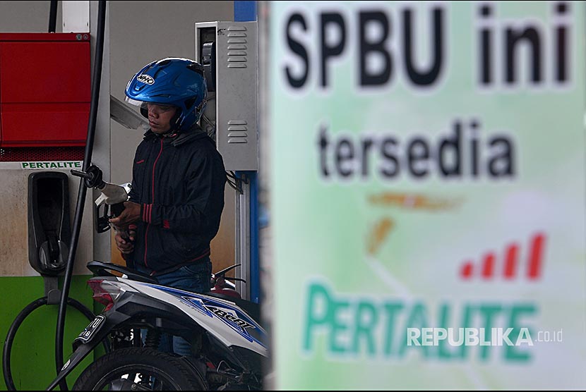 Pengendara motor mengisi kendaraannya dengan BBM jenis Pertalite di SPBU Abdul Muis, Jakarta, Senin (26/3). PT Pertamina (Persero) menaikkan harga BBM jenis Pertalite sebesar Rp150 dan Rp200 per liter tergantung daerah sejak Sabtu 24 Maret 2018 yang didasari adanya kenaikan harga minyak dunia.