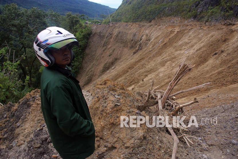 Pengendara motor menunggu pembersihan material longsor, di Kabupaten Agam, Sumatera Barat. (Ilustrasi)