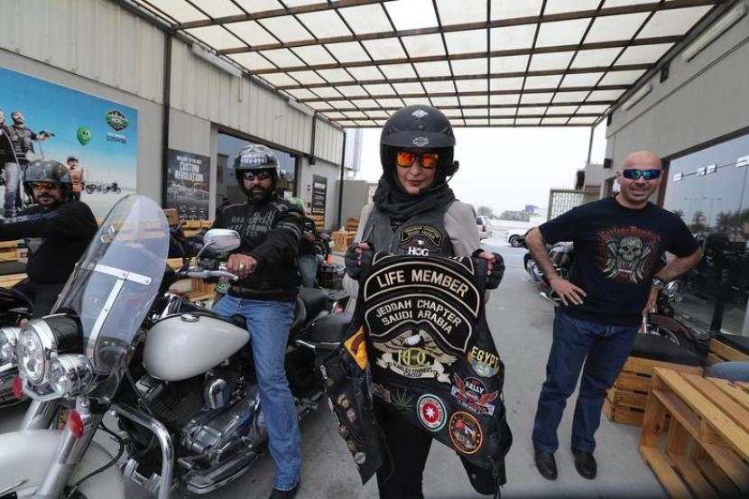 Pengendara motor perempuan dari Arab Saudi Maryam Ahmed Al-Moalem berpose dengan rompi pengendara Harley Davidson Jeddah Chapter Saudi Arabia. Foto diambil pada 16 Maret 2018. 