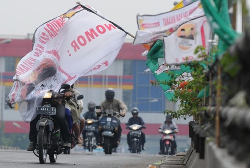Pengendara motor terganggu dengan alat peraga kampanye partai politik