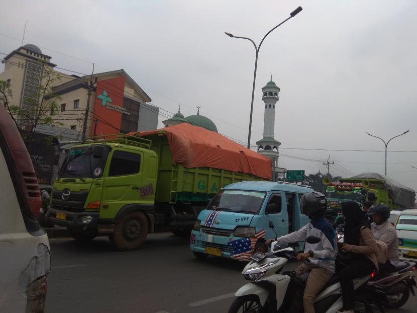 Pengendara motor terjebak kemacetan di kawasan Pamulang, Kota Tangerang Selatan (Tangsel), Banten.