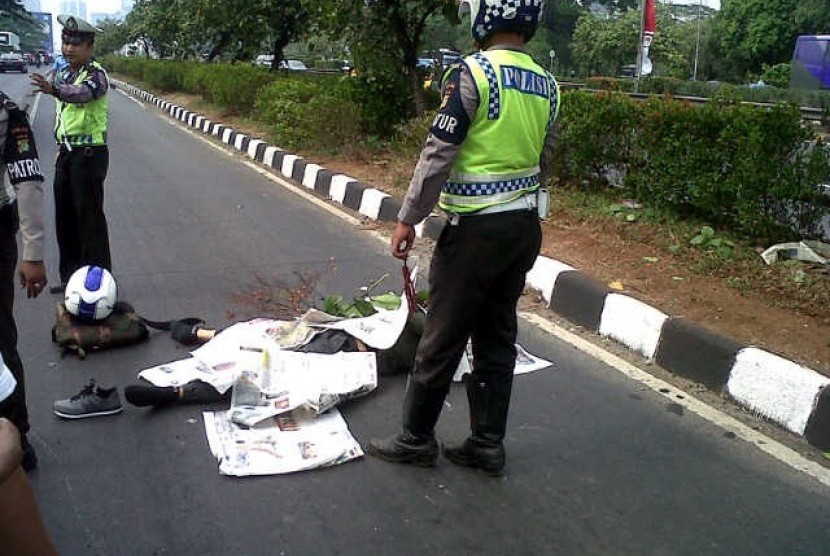 Pengendara motor Yamaha R25 dengan nomor polisi B 6664 WML tewas setelah terlibat kecelakaan di jalur Busway di Jalan Gatot Soebroto, Jakarta