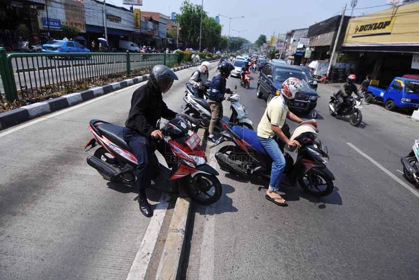 Pengendara motor yang melintas di jalur Transjakarta menghidari razia petugas di kawasan Terminal Kampung Melayu, Jakarta Timur, Senin (22/9).(Republika/Rakhmawaty La'lang)