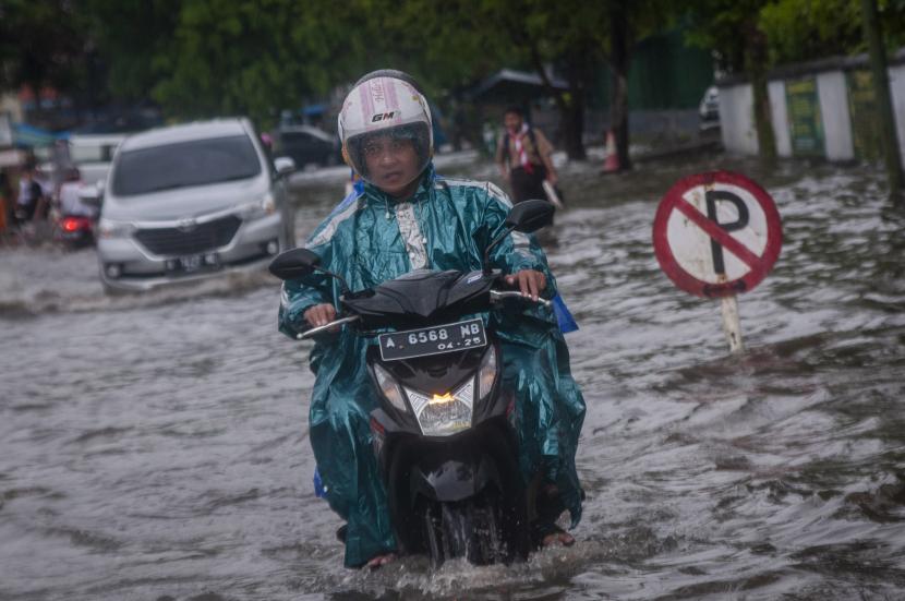 Pengendara roda dua menerobos banjir di Rangkasbitung, Lebak, Banten.