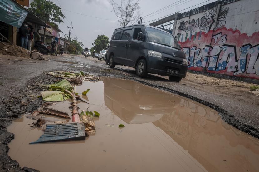 Pengendara roda empat berusaha menghindari jalan yang berlubang (ilustrasi). Pemerintah Kabupaten (Pemkab) Bogor, Jawa Barat, melalui Dinas Pekerjaan Umum dan Penataan Ruang (DPUPR) berjanji akan memperbaiki jalan Letnan Sukarna, Ciampea, pada Juni 2022, mengingat kondisinya rusak parah.