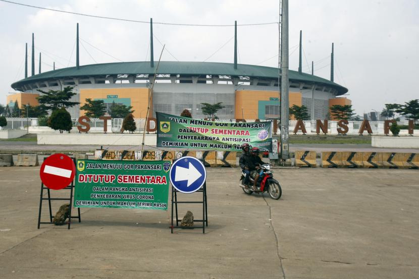 Pengendara sepeda melintas di Lingkar Jalan Stadion Pakansari, Kabupaten Bogor, Jawa Barat.
