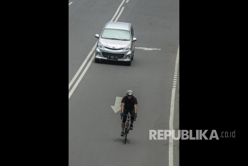 Pengendara sepeda melintasi Jl Jenderal Sudirman, Jakarta. Pelaku menabrak tujuh pesepeda bekerja sebagai ASN di Polres Metro Jakarta Selatan