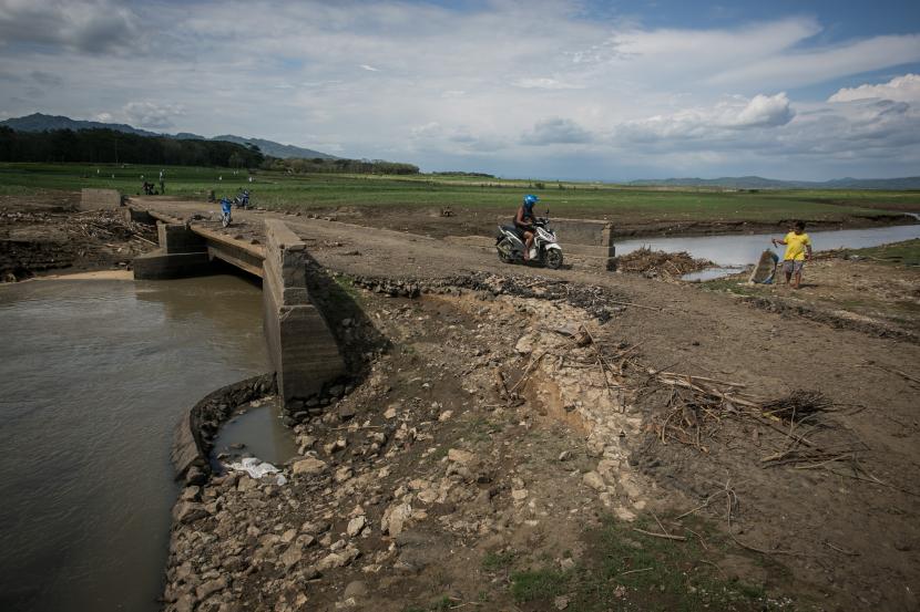 Pengendara sepeda morot melintasi jembatan jalan lama yang menghubungkan Kecamatan Wuryantoro dengan Eromoko di area Waduk Gajah Mungkur, Wonogiri, Jawa Tengah, Selasa (4/10/2022). BMKG telah menyatakan musim kemarau pada tahun ini akan lebih kering dibandingkan tiga tahun terakhir.