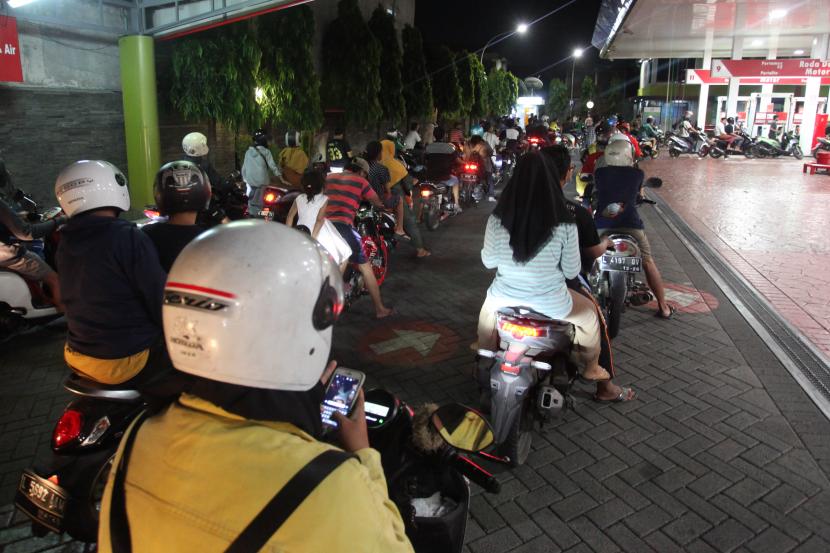 Pengendara sepeda motor antre membeli bahan bakar minyak (BBM) di Stasiun Pengisian Bahan Bakar Umum (SPBU) di Jalan Ngaglik, Surabaya, Jawa Timur, Rabu (31/8/2022). Antrean di sejumlah SPBU di Surabaya tersebut terkait adanya rencana kenaikan harga BBM jenis pertalite dan solar. 